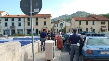 Nomadi controllati dalla polizia e le scritte sui muri della stazione