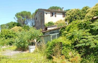 Villa Paradiso, attualmente in stato di forte degrado 