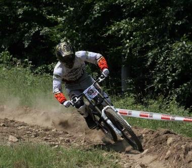Un ciclista di downhill in azione sul Gravity Park 