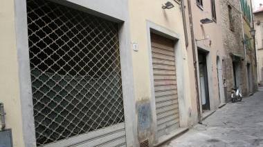 Saracinesche chiuse nei negozi del centro