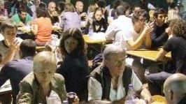 <b>A TAVOLA.</b> Persone a una sagra