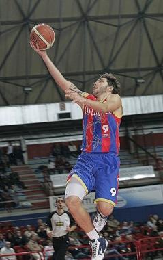 Saverio Cei lanciato a canestro 