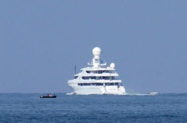 <b>FERMO.</b> Lo yacht Codecasa incagliatosi davanti a piazza Mazzini 