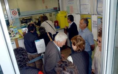Utenti in attesa in un ufficio postale (archivio)