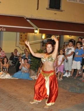 Sopra lesibizione del mago, a sinistra lo spettacolo delle danzatrici del ventre due delle attrazioni della serata carmignanese 