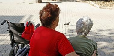 Una badante si prenda cura di unanziana signora 