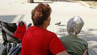 Una badante si prenda cura di un’anziana signora