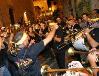 Unesibizione della Fantomatik Orchestra, ospite della rassegna musicale in programma a Capoliveri    
