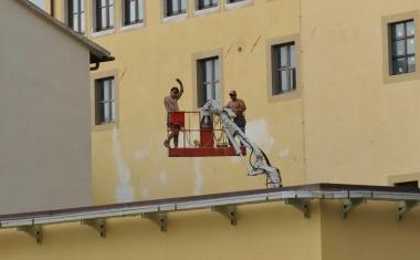 Gli operai fotografati mentre lavorano sulla piattaforma aerea senza protezioni 