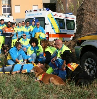Afef (sulla sinistra) fra i volontari della Misericordia di Antignano