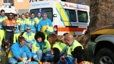 Afef (sulla sinistra) fra i volontari della Misericordia di Antignano