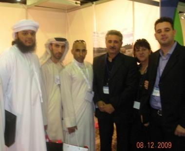 <b>LO STAND </b>I titolari dellazienda con gli imprenditori arabi 