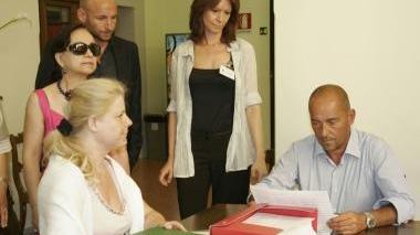 La consegna della petizione al presidente Bettazzi