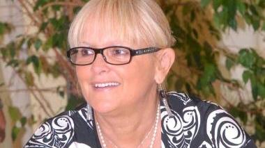 Cinzia Lupi, direttore dell’ospedale. A fianco, parte dell’équipe della week surgery diretta dal dott. Sandro Giannessi
