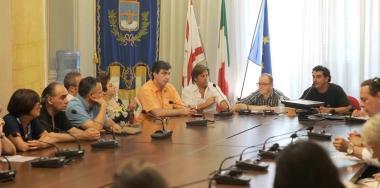 Lassessore insieme ai rappresentanti di Ascom e Confesercenti e un momento della Festa del commercio  