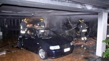 DISASTRO. Una delle auto coinvolte nell’incendio appiccato alla Bmw nel dicembre scorso