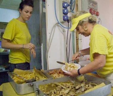 Si cucina pesce alla festa del Fiorino     