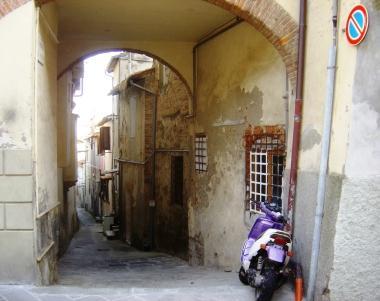 Lo scooter abbandonato nel vicolo del Roccone  