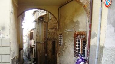 Lo scooter abbandonato nel vicolo del Roccone