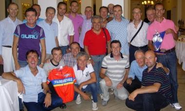 Gli atleti dellUnione Ciclistica Valdinievole festeggiano la vittoria della Gran Fondo delle montagne pistoiesi       