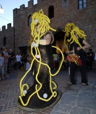 Uno degli spettacoli della serata inaugurale di Mercantia (foto Mauro Donati)  