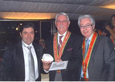 Vinchesi consegna un premio al professor Cutini Ungaro (a destra nella foto) 