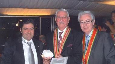 Vinchesi consegna un premio al professor Cutini Ungaro (a destra nella foto)