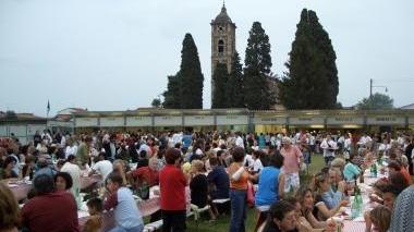 Tavolate all’aperto di una tipica sagra paesana