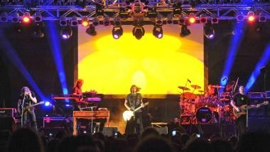 A sinistra, il musicista ferito portato in ospedale 