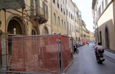 Un cantiere in SantAntonio e, a destra, la petizione 