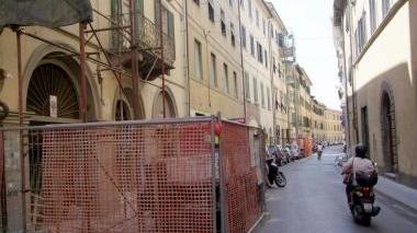 Un cantiere in Sant’Antonio e, a destra, la petizione