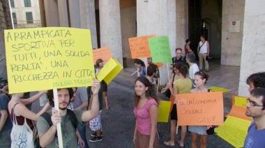 Un momento del presidio sotto il Comune