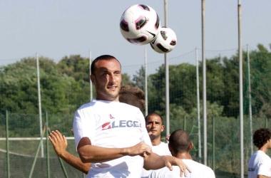 <b>PRIME SUDATE.</b> Vecchi e nuovi amaranto hanno iniziato la preparazione guidati da Pillon (foto nel mezzo). A sinistra, Biagio Pagano lultimo colpo. Sotto, il bomber Tavano e il promettente difensore centrale Bernardini 