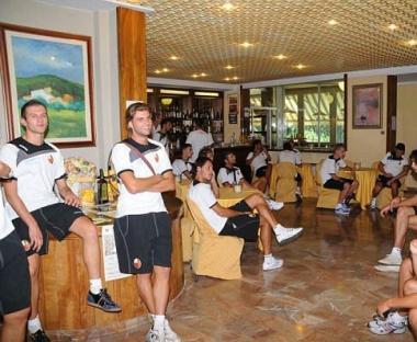 <b>IL PRIMO GIORNO. </b>I giocatori rossoneri posano per la foto di rito davanti allalbergo e poi si concedono un momento di relax nelle sale del Country (Vip) 