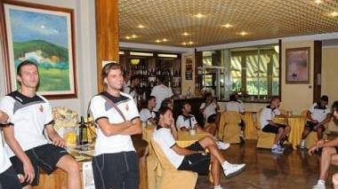 <b>IL PRIMO GIORNO. </b>I giocatori rossoneri posano per la foto di rito davanti all’albergo e poi si concedono un momento di relax nelle sale del Country (Vip)
