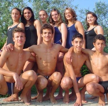 La campionessa italiana Rachele Ghelarducci e la squadra di salvamento del Nuoto Valdinievole 