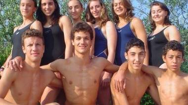 La campionessa italiana Rachele Ghelarducci e la squadra di salvamento del Nuoto Valdinievole