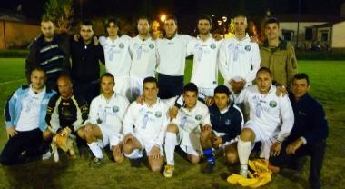 <b>CALCIO A SETTE</b> Sopra, la formazione del Globo Verde; a destra la squadra del Futbol Rebelde        