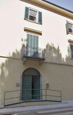 La facciata della casa famiglia a Pontasserchio