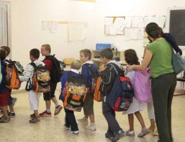 Bambini a scuola assieme all insegnante  