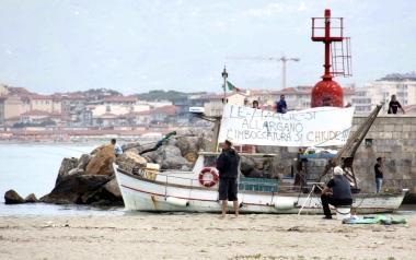 La recente protesta dei pescatori anche contro linsabbiamento del porto 