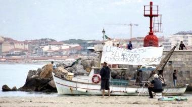 La recente protesta dei pescatori anche contro l’insabbiamento del porto