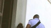 Una delle amiche entra in caserma per essere ascoltata dalla polizia