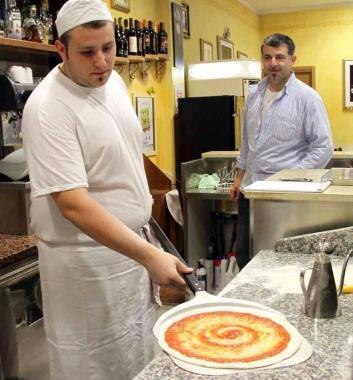 Mirko ed Enzo Zega al lavoro all’interno della pizzeria Abacab