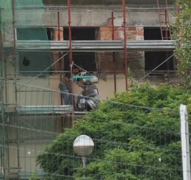 Anche sulle impalcature della ex filanda il casco non viene usato 