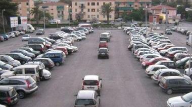 L’area di sosta del Residence, un parcheggio pubblico ridotto in pessime condizioni da buche e degrado