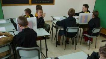Bambini in classe in una scuola elementare
