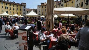 Turisti in piazza dell’ Anfiteatro e l’assessore Marco Chiari