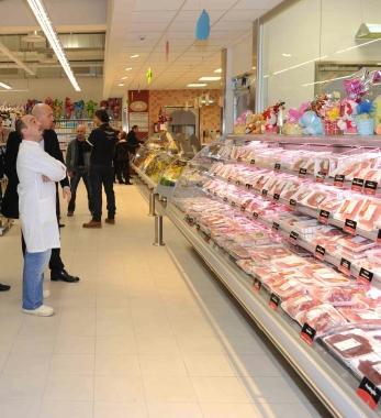 Il reparto carni del supermercato Unicoop di Pontedera. Allinterno del Centro Carni, che &egrave; in fase di costruzione nella zona di Gello, a regime saranno occupati circa trecento addetti 