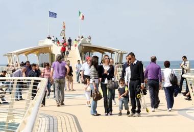 A sinistra Claudio Castellacci e sopra il pontile di Lido di Camaiore 